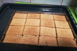 Desert prajitura cu blat din albus cu nuca si crema de caramel cu mascarpone