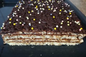 Desert prajitura cu blat din albus cu nuca si crema de caramel cu mascarpone