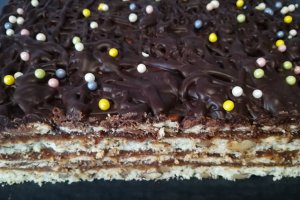 Desert prajitura cu blat din albus cu nuca si crema de caramel cu mascarpone