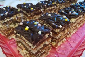 Desert prajitura cu blat din albus cu nuca si crema de caramel cu mascarpone