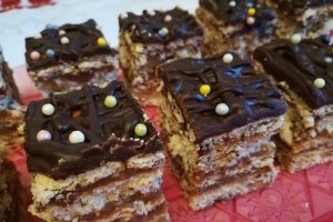 Desert prajitura cu blat din albus cu nuca si crema de caramel cu mascarpone