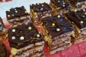 Desert prajitura cu blat din albus cu nuca si crema de caramel cu mascarpone