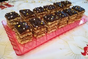 Desert prajitura cu blat din albus cu nuca si crema de caramel cu mascarpone