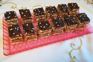 Desert prajitura cu blat din albus cu nuca si crema de caramel cu mascarpone