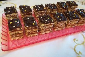 Desert prajitura cu blat din albus cu nuca si crema de caramel cu mascarpone