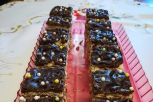 Desert prajitura cu blat din albus cu nuca si crema de caramel cu mascarpone