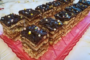 Desert prajitura cu blat din albus cu nuca si crema de caramel cu mascarpone