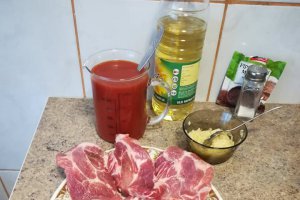 Ceafa de porc la cuptor cu sos de rosii si usturoi