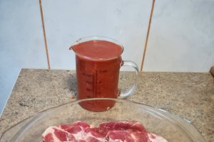 Ceafa de porc la cuptor cu sos de rosii si usturoi