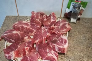 Ceafa de porc la cuptor cu sos de rosii si usturoi