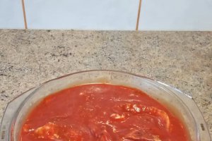 Ceafa de porc la cuptor cu sos de rosii si usturoi