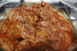 Ceafa de porc la cuptor cu sos de rosii si usturoi