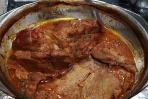 Ceafa de porc la cuptor cu sos de rosii si usturoi