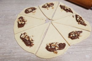 Desert cornuri cu nutella si nuci