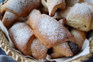 Desert cornuri cu nutella si nuci