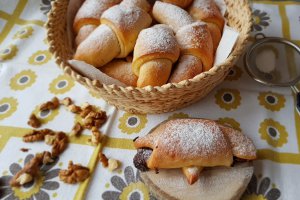 Desert cornuri cu nutella si nuci