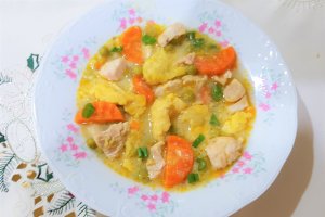 Ciorba de curcan cu mazare, galuste si smantana