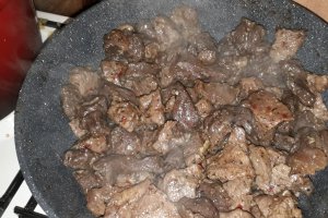 Pastrama de berbecut la tigaie