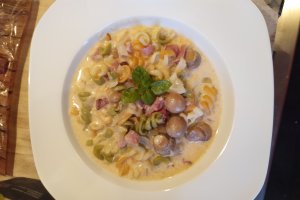 Fusilli tricolore cu ciuperci, bacon si sos de branza