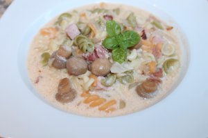 Fusilli tricolore cu ciuperci, bacon si sos de branza