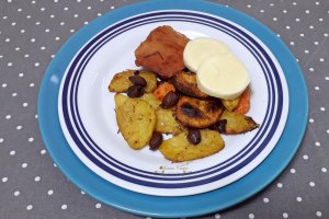 Porc cu legume la cuptor, masline si branza de burduf