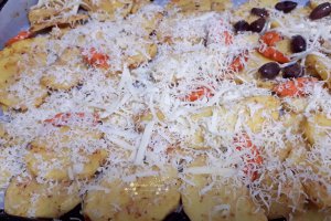 Porc cu legume la cuptor, masline si branza de burduf