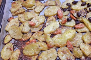 Porc cu legume la cuptor, masline si branza de burduf