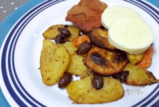 Porc cu legume la cuptor, masline si branza de burduf