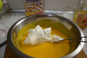 Desert tort cu mousse de piersici