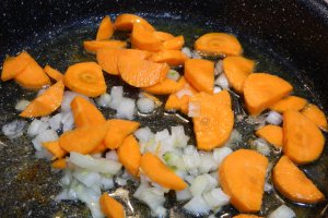Legume la cuptor cu couscous si pulpe de pui