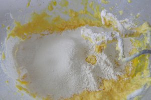 Desert cornulete cu branza, gem de portocale, nuca de cocos si merisoare