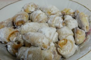 Desert cornulete cu branza, gem de portocale, nuca de cocos si merisoare
