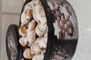 Desert cornulete cu branza, gem de portocale, nuca de cocos si merisoare