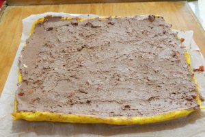 Aperitiv rulada cu pate de ficat si gogosari