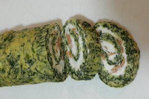 Aperitiv rulada cu spanac, crema de branza si somon afumat