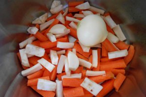 Supa de legume, cu taitei si oua posate