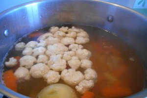 Supa de legume, cu taitei si oua posate