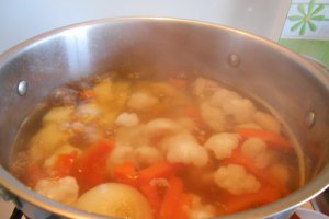 Supa de legume, cu taitei si oua posate