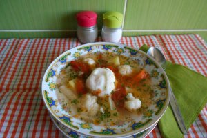 Supa de legume, cu taitei si oua posate