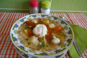 Supa de legume, cu taitei si oua posate
