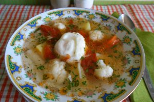Supa de legume, cu taitei si oua posate