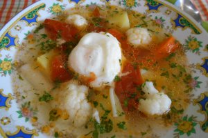 Supa de legume, cu taitei si oua posate