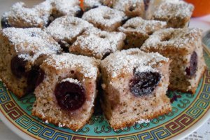 Desert prajitura cu visine si blat cu nuca