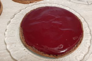 Desert tort cu jeleu de fructe de padure si crema mascarpone