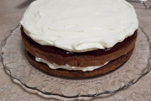 Desert tort cu jeleu de fructe de padure si crema mascarpone