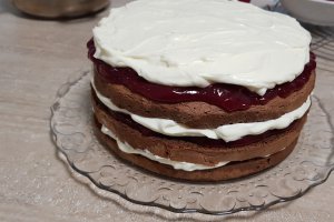 Desert tort cu jeleu de fructe de padure si crema mascarpone
