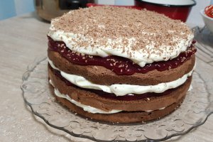 Desert tort cu jeleu de fructe de padure si crema mascarpone