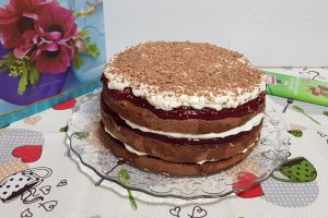Desert tort cu jeleu de fructe de padure si crema mascarpone