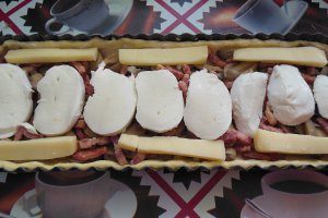 Aperitiv tarta cu cartofi in aluat, bacon si mozzarella