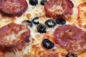 Pizza cu aluat maturat